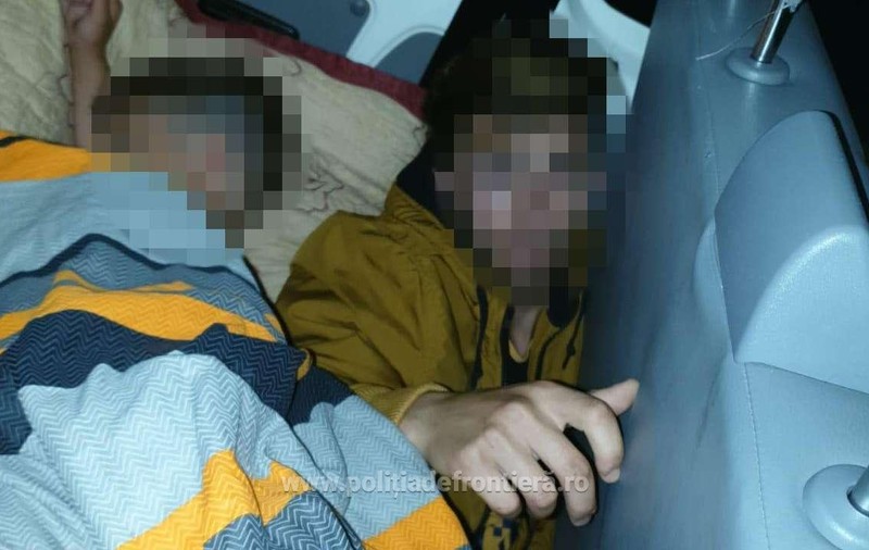 Minor ascuns de tatăl lui între banchetele unui microbuz, pentru a fi scos ilegal din ţară prin P.T.F Nădlac II
