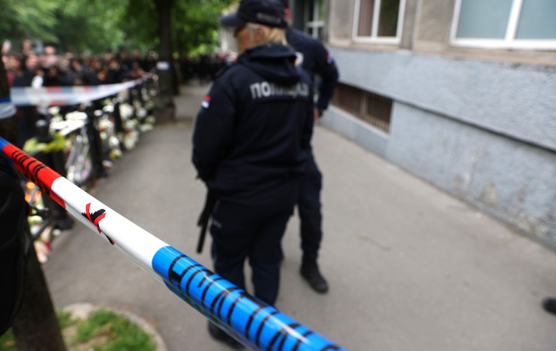 Un nou atac armat într-o școală din Belgrad. O fostă elevă a înjunghiat o profesoară și o altă elevă de 16 ani