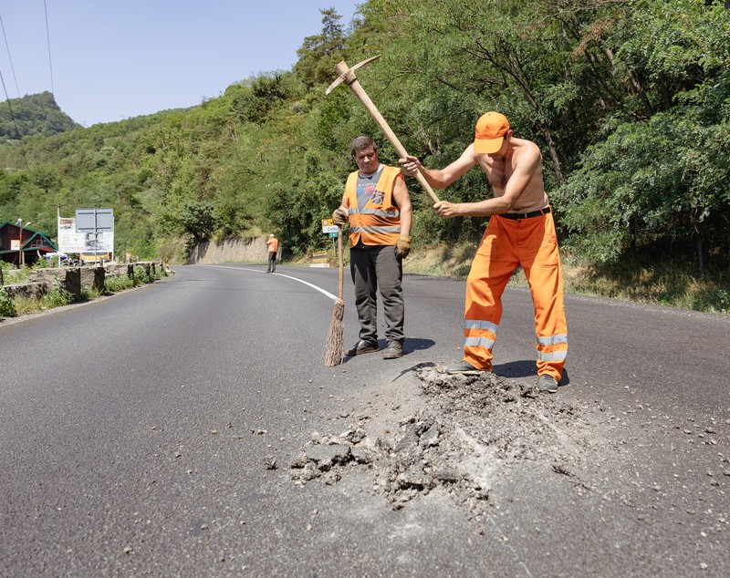 REPORTAJ Valea Oltului - viața după barieră. În lipsa traficului, natura își revine și nu prea, iar ministrul Grindeanu supraveghează cu drona progresul lucrărilor