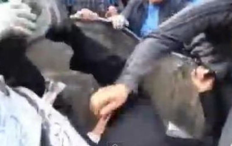 Ce i-au făcut! Un deputat ucrainean a fost aruncat de protestatari într-un tomberon plin cu gunoi | VIDEO