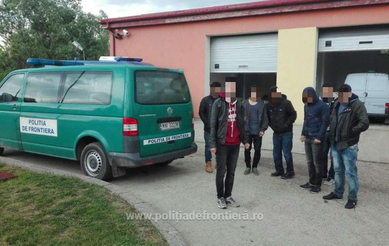 Migranți prinși la granița României cu Serbia. În grup se aflau și copii