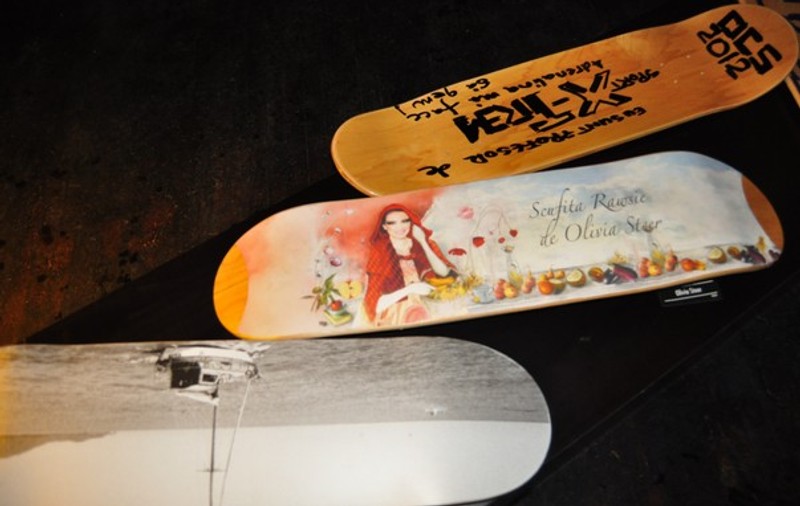 Ce creative sunt vedetele de la noi! Uite ce lucrări de artă au impovizat pe plăci de skateboard! FOTO