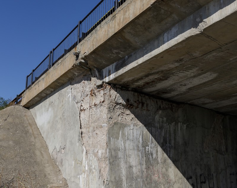 Podul de pe autostrada A1 peste care trec zilnic 40.000 de mașini arată rău: pământ surpat, structură metalică ruginită. „Necesită reabilitare, înlocuirea unor elemente”