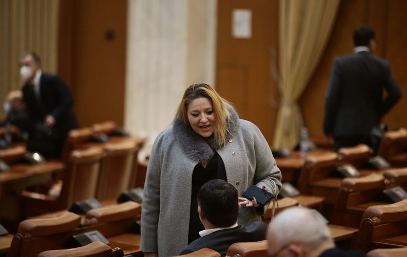 Diana Șoșoacă, un nou derapaj în Parlament: „Vai, ce penibilă ești! Pune-ți botnița aia pe ochi”