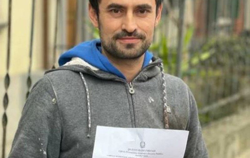 Un român din Italia, cercetat pentru furt după ce a găsit un telefon şi a vrut să-l returneze proprietarului