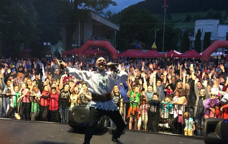VIDEO EXCLUSIV/ Radu Ille, concert cu ambulanța lângă scenă. A cântat, deși era abia operat la rinichi