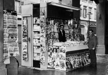 Umberto, la tejghea, și Benito Panini, la primul chioșc care a distribuit figurine Panini în Modena.
