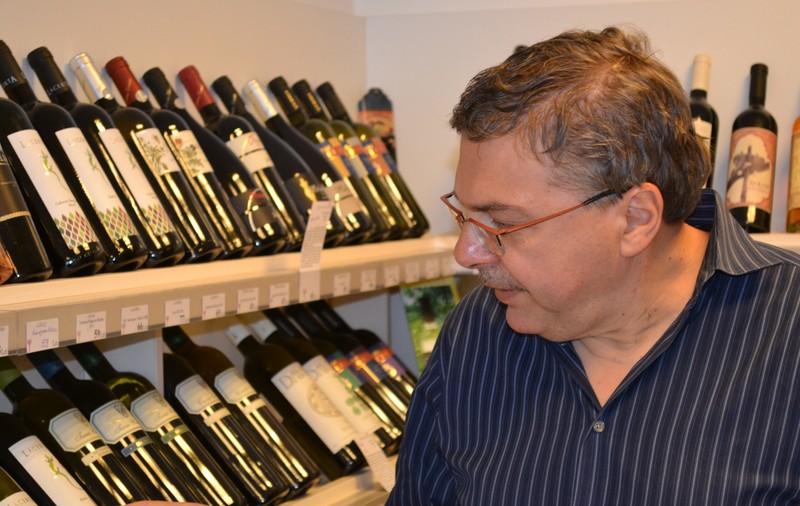 Colecţionarul Theo Nissim, născut pe plaiuri dâmboviţene: “Vinurile autohtone ar putea face ca România să fie cunoscută de la un capăt la celălalt al lumii!”  