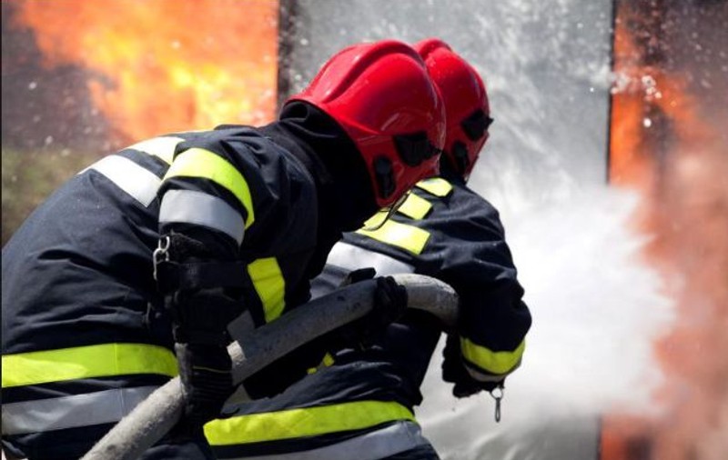 O persoană a murit în urma unui incendiu la un bloc din Reșița. Alte 24 au fost evacuate