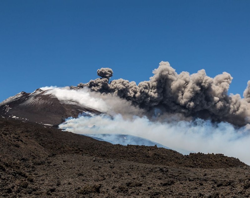 FOTO & VIDEO | Imagini spectaculoase cu erupția vulcanului Etna