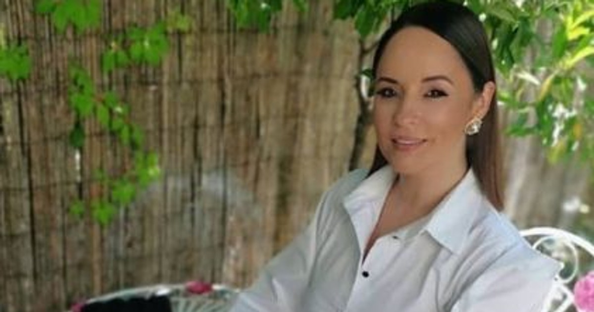 Andreea Marin, în vârstă de 44 de ani, este una dintre cele mai cunoscute vedete de televiziune din România. Emisiunea Surprize, surprize, pe care a moderat-o ani de zile la Televiziunea Națională s-a bucurat de un imens succes la public. În plan personal, Andreea Marin formează un cuplu, în prezent, cu Adrian Brâncoveanu, consulul României în Libia. Andreea Marin este mama unei fete, Violeta, din căsnicia pe care a avut-o cu celebrul artist Ștefan Bănică Junior.