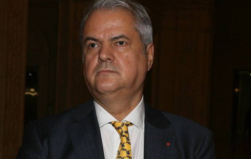 Ce cravată haioasă are Adrian Năstase! Vezi ce spun specialiştii despre alegerea lui!