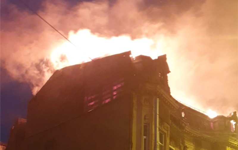 Incendiu la acoperișul unei clădiri din București. Pompierii intervin cu 10 autospeciale