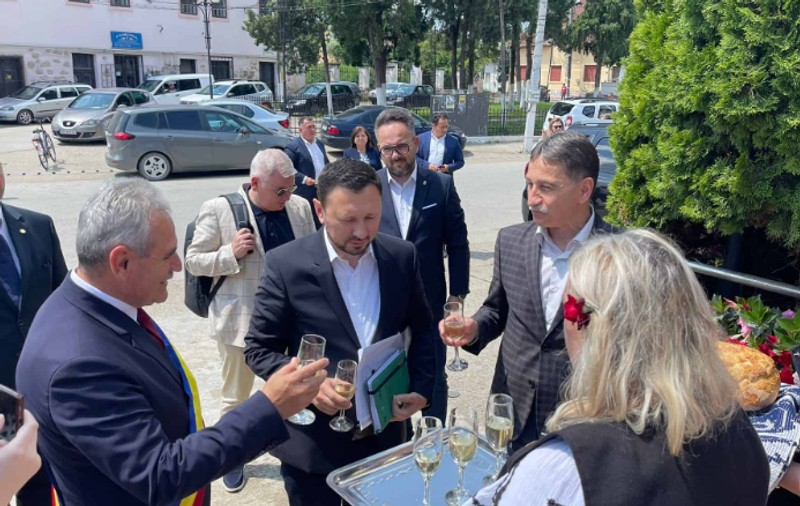 Ministrul mediului, primit cu pâine și vin la Ighiu, comună din Alba puternic afectată de inundații acum trei săptămâni