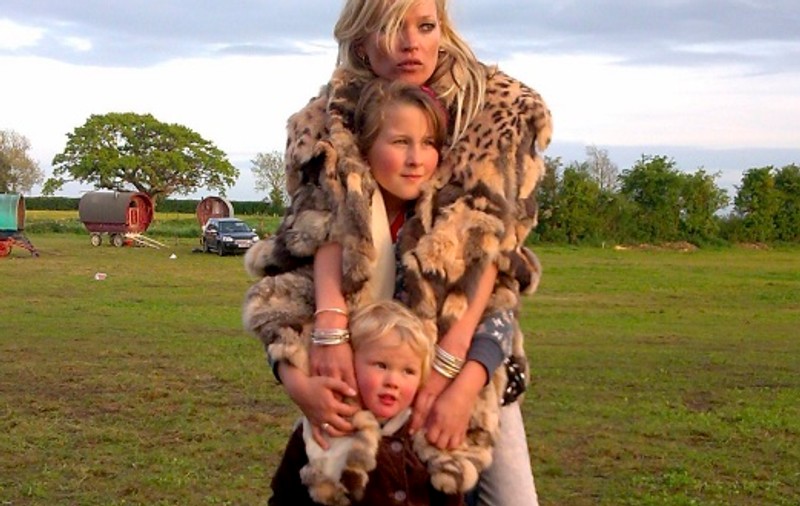 Kate Moss cumpără cuverturi din blană de iepure