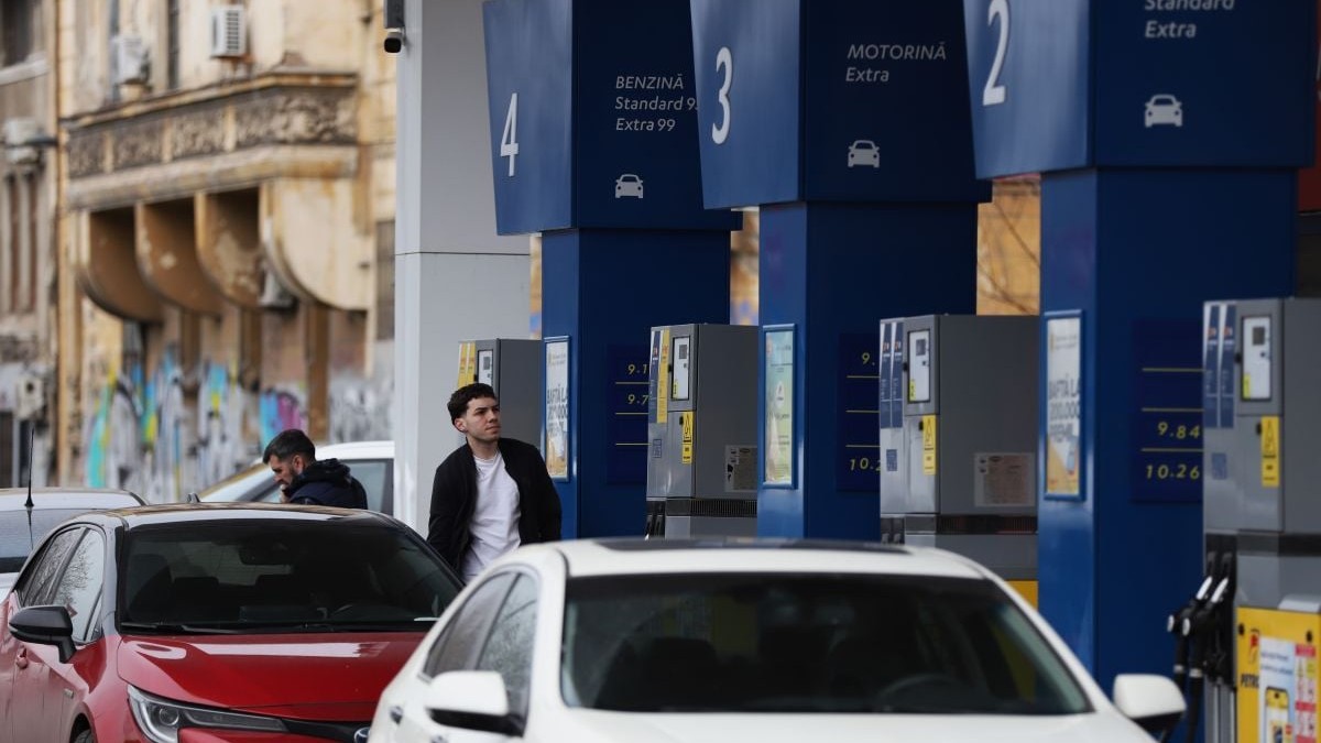 Un bărbat își alimentează mașină de la o benzinărie din București, 23 martie 2026
