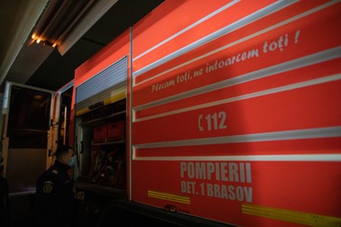 „Plecăm toți, ne întoarcem toți”, scrie pe autospecialele pompierilor. Foto: Vlad Chirea