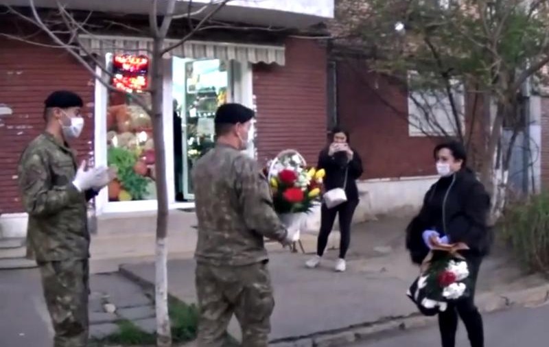 Gest superb pentru asistenta căreia vecinii i-au aruncat clor pe ușă. „În numele lor, ne cerem scuze, Mihaela”