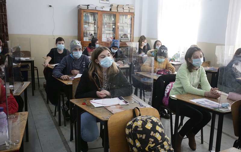 Doi profesori critică schimbările din structura anului școlar: „Ministerul Educației nu pare să gândească mai departe de săptămâna viitoare”