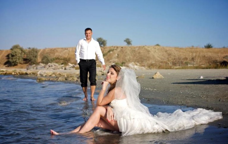 Rozin Drăguşin, fotograful care a adus în România conceptul ”Trash the dress”! Iată de ce îşi distrug unele mirese rochia după nuntă!