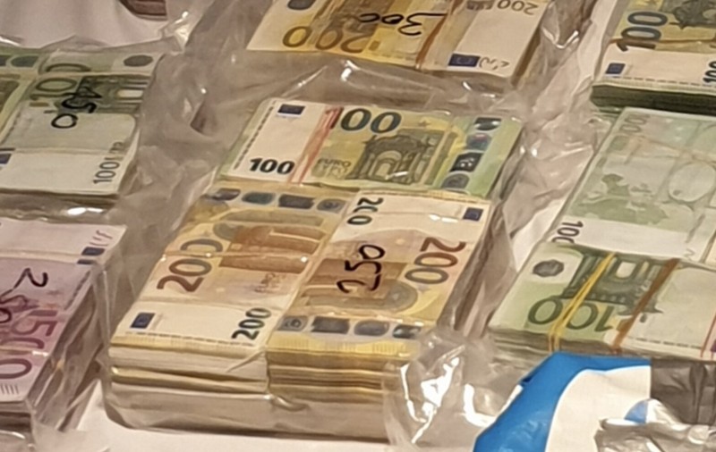 Un curier a fost prins cu sute de mii de euro ai mafiei drogurilor în mașină, după ce a condus peste linia continuă și l-a oprit poliția, în Belgia