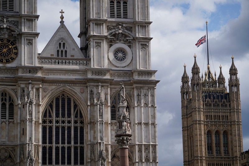 Catedrala Westminster Abbey (stânga) și o parte din Palatul Westminster, ieri, 9 aprilie, după anunțul morții ducelui de Edinburgh. Foto: Profimedia