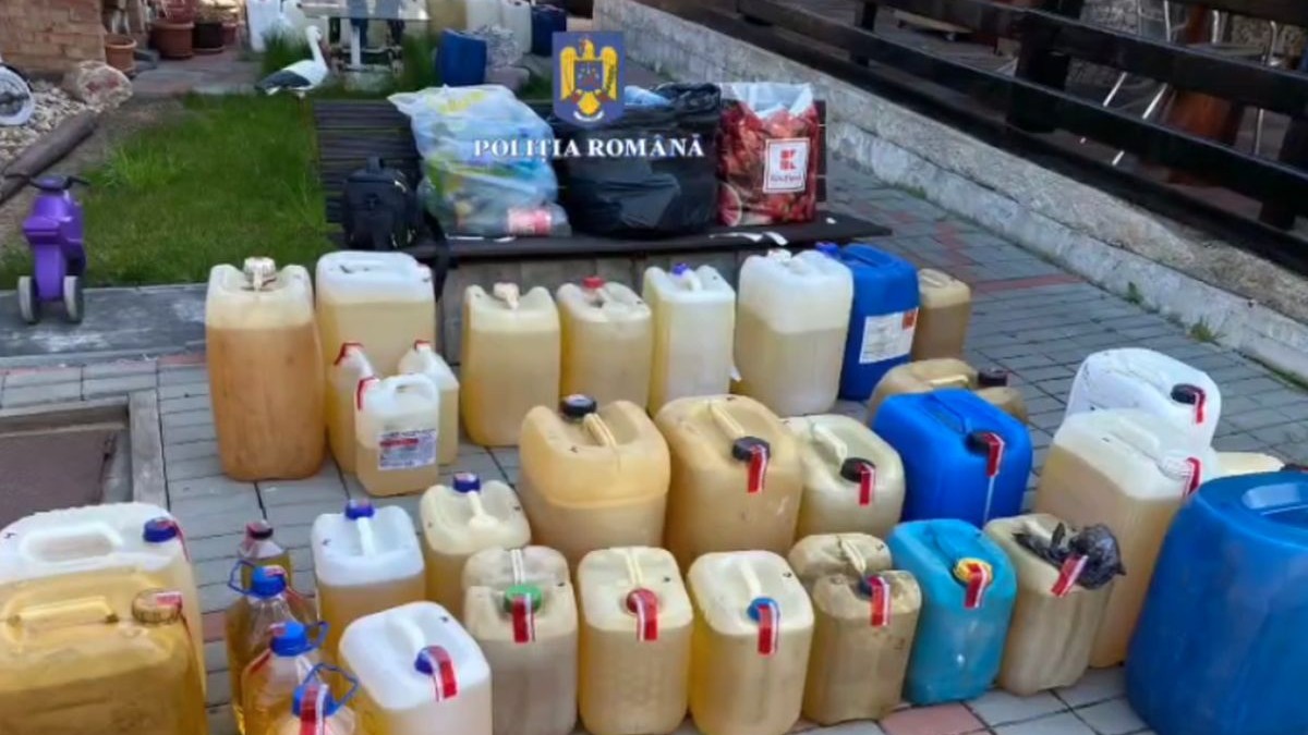 Mai multe canistre și bidoane cu motorină, combustibil furat de șoferii de autobuz, găsite de polițiști la percheziții, în Brașov, 30 aprilie 2025