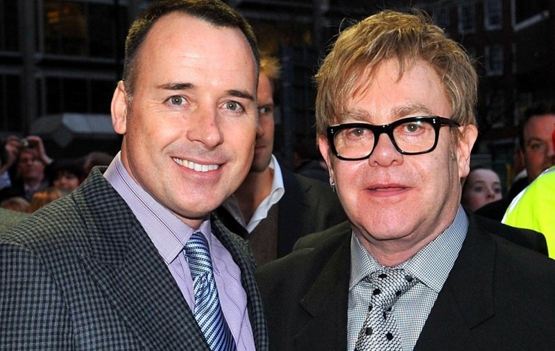 Elton John, proaspăt tătic: “Vrem ca mama purtătoare să facă parte din viaţa noastră”