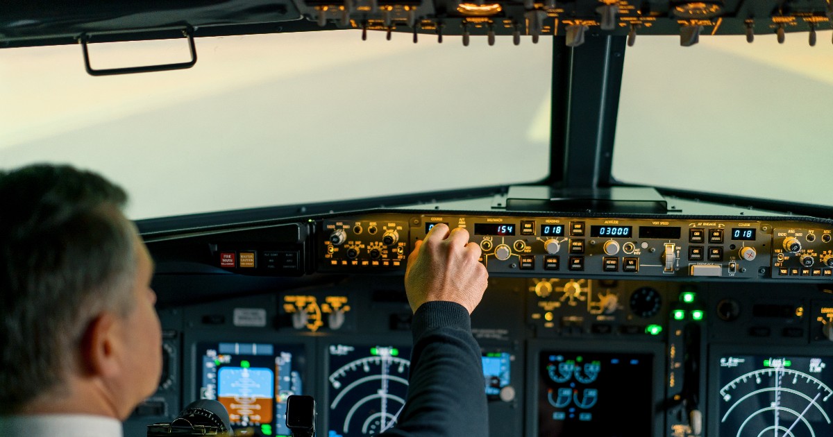 un pilot în avion