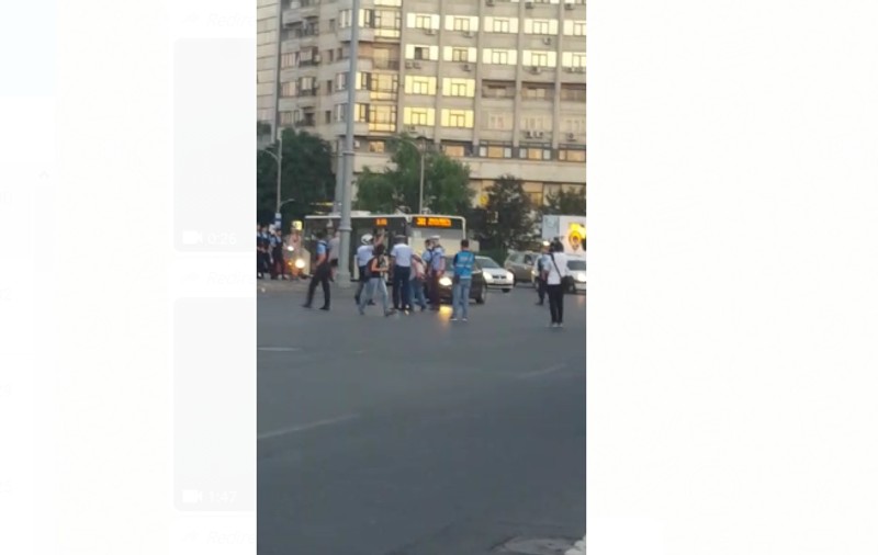 VIDEO/Un nou protest, marți, în Piața Victoriei. Un bărbat a blocat strada, stând pe un scaun
