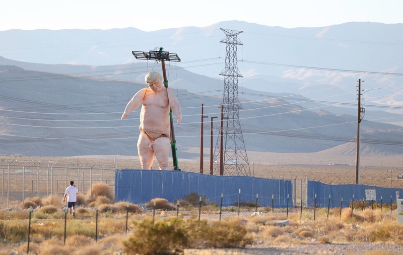 Statuie uriașă cu Donald Trump dezbrăcat, pusă pe o autostradă lângă Las Vegas înaintea alegerilor prezidențiale din SUA