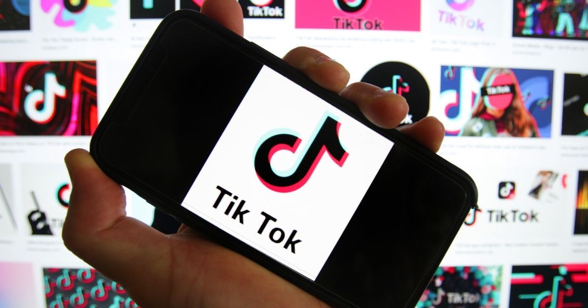 un copil ține în mână un telefon și foloșeste platfoma chineză de social media TikTok