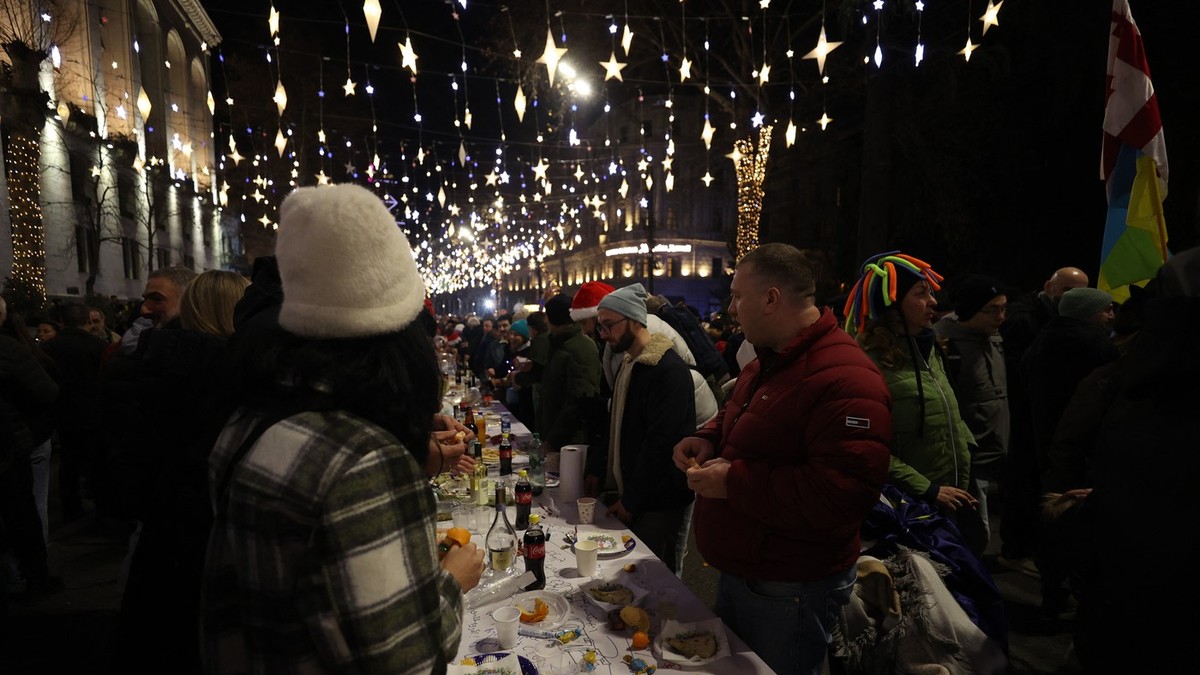 Masă de Revelion în fața Parlamentului georgian Foto: Profimedia