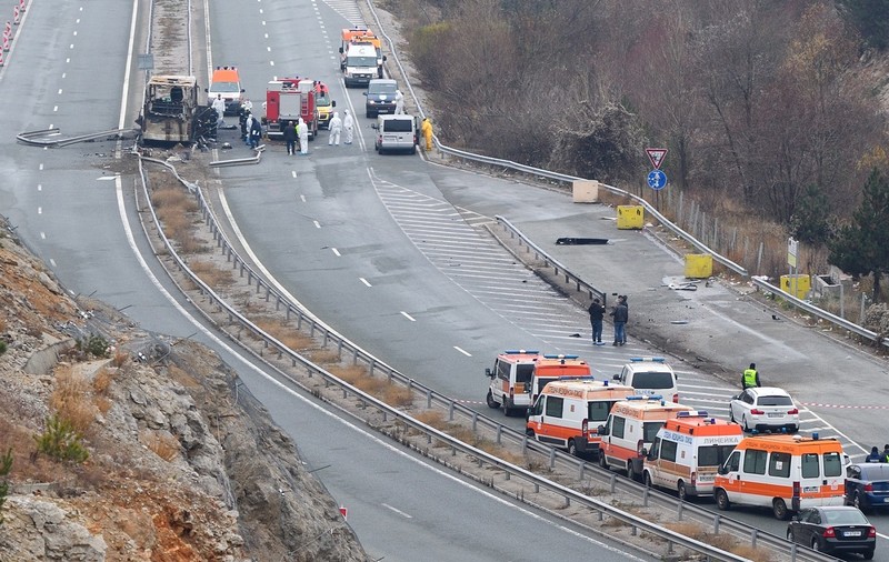 Primele concluzii ale anchetatorilor, după tragedia din Bulgaria: bidoane de motorină, un cauciuc explodat, marcaje șterse