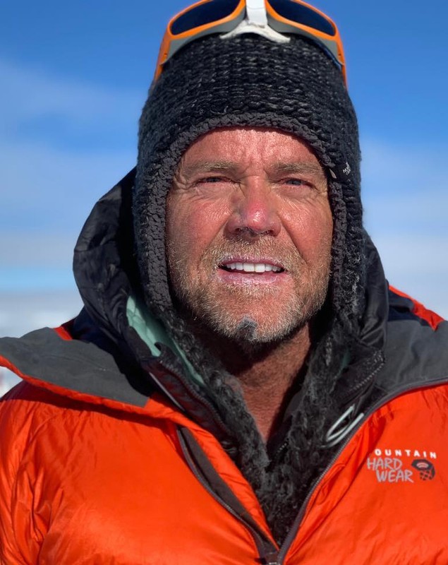 Un alpinist amator din Statele Unite a murit pe creasta Everestului în timp ce făcea poze de pe cel mai înalt vârf din lume