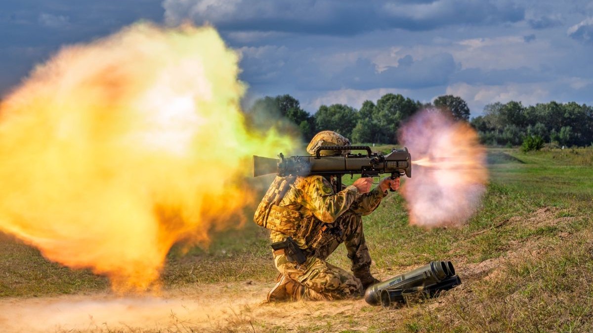 Un militar al NATO, dislocat în Europa, trage cu un lansator de rachete, pe un câmp și este surprins momentul exploziei