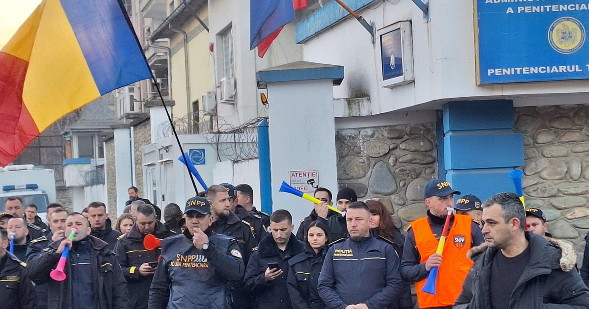 Polițiștii din penitenciare protestează