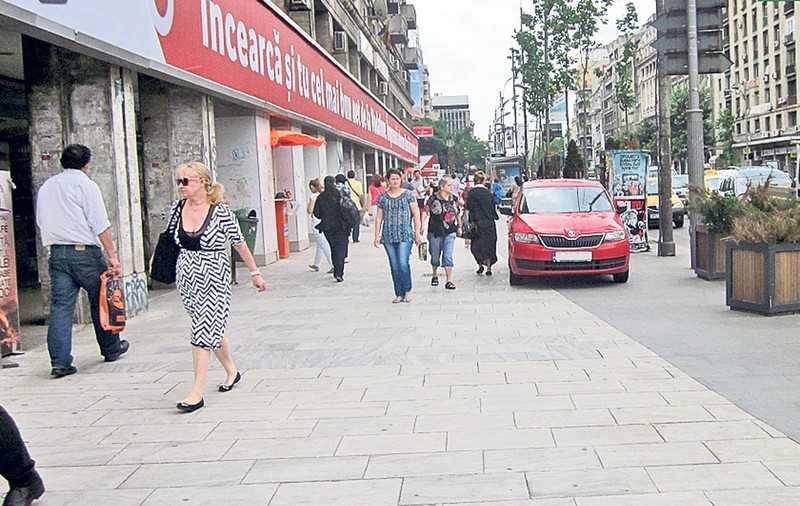 Alo, poliţia! Mutăm şi noi maşinile astea de pe trotuar?