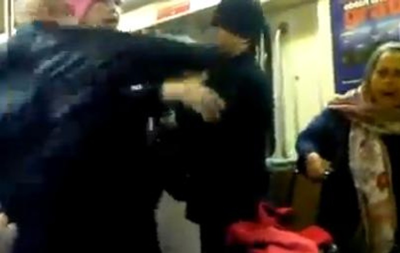 Video | Bătaie cruntă la metrou din cauza unei... femei care cântă 