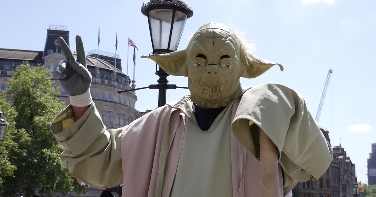 Românii, artiști stradali la Londra. O statuie-vie cu mască de Yoda
