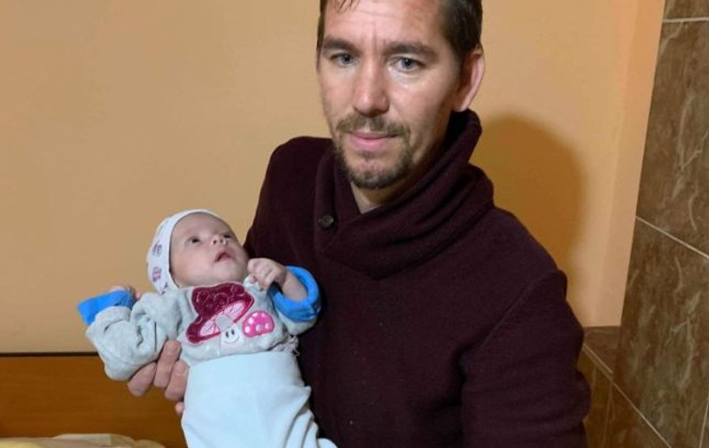 Povestea emoționantă a unui tată care a rămas singur cu un nou-născut. "Îl îmbrac gros și îl încălzesc la mine în brațe"/ FOTO
