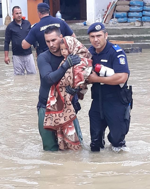 Aproape 70 de oameni au fost evacuați de jandarmi din case în Băbeni, Vâlcea. Râul Bistrița a ieșit din matcă / FOTO