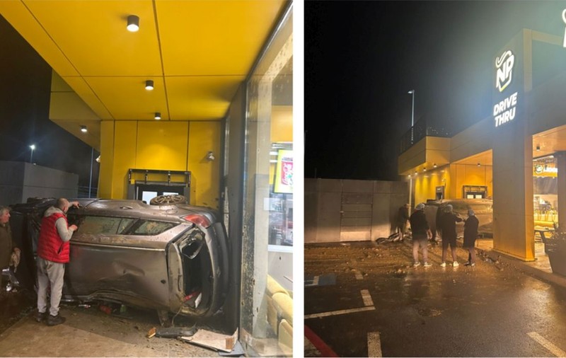 Accident spectaculos în parcarea unui mall din Cluj: un bărbat fără permis s-a răsturnat cu mașina și a intrat în peretele unui restaurant
