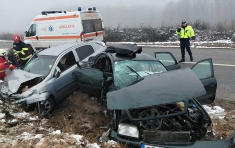 Accident cu cinci victime, printre care și o fetiță de 4 ani, după ce două mașini s-au ciocnit pe un drum județean din Olt
