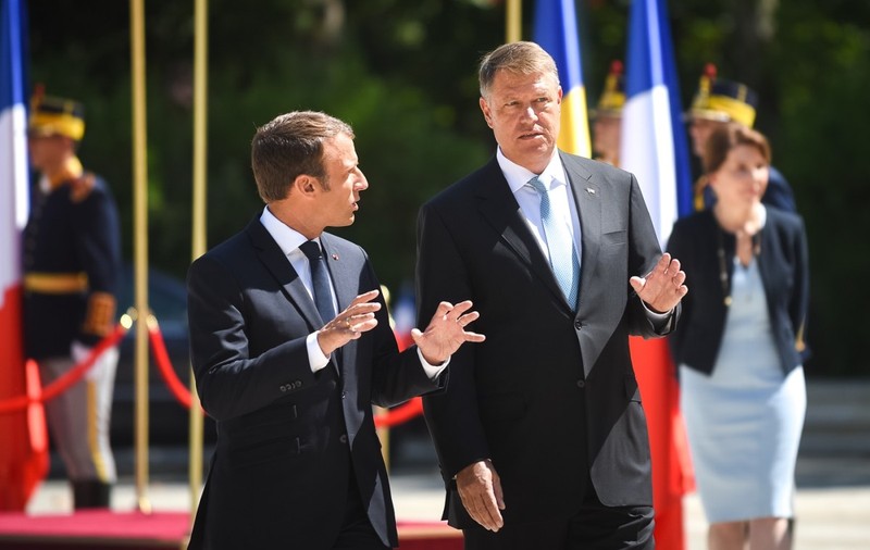 Klaus Iohannis merge la Paris, la un dineu informal organizat de Emmanuel Macron