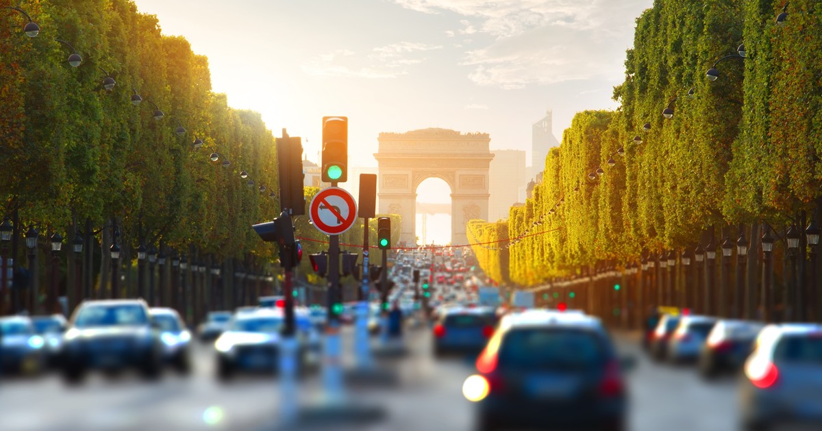 Aglomerația din Paris datorată nummărului mare de mașini.