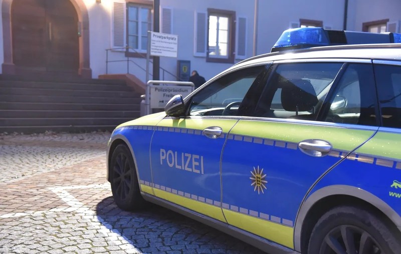Un român a făcut accident, în Germania: „A coborât apoi de la volan cu o sticlă de bere în mână, s-a cățărat peste un gard și a fugit”