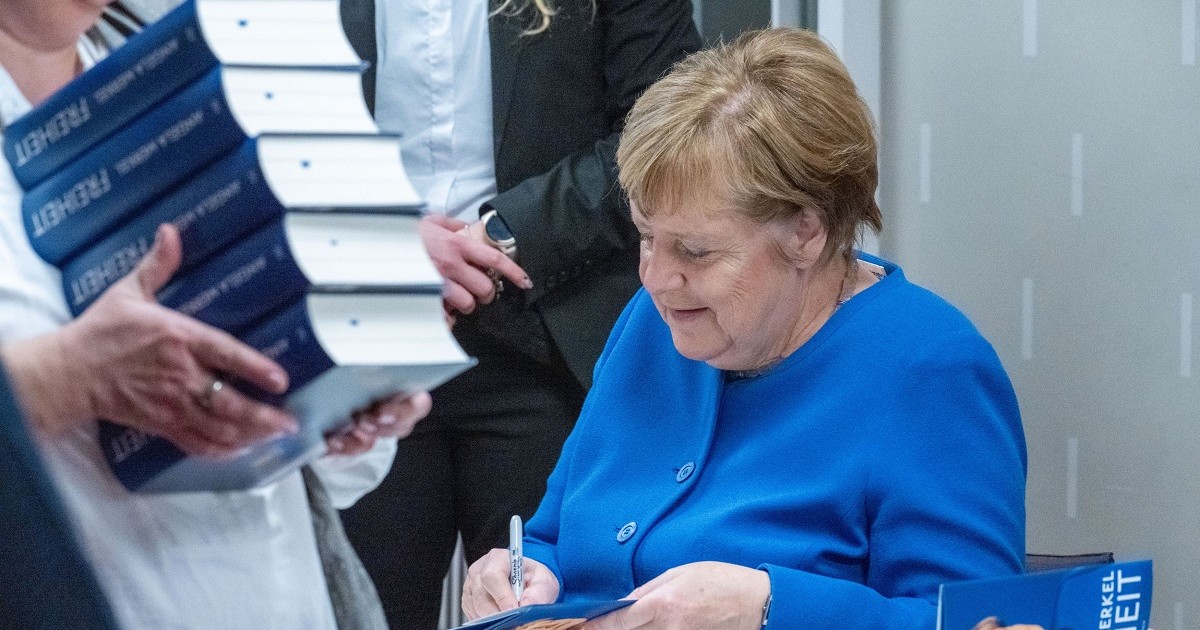 Angela Merkel semnează autografe pe care ei autobiografică