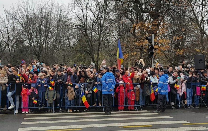 VIDEO/Gânduri de paradă, la defilarea de 1 Decembrie. Românii vor pace, unitate și un loc mai în față