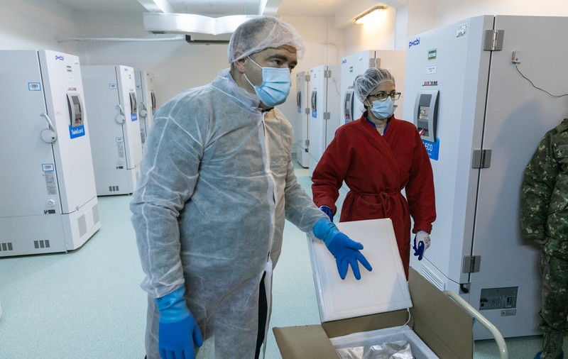 O parte din a doua tranșă de vaccinuri, adusă cu avionul la București. Câte doze au ajuns în țară și cum sunt distribuite